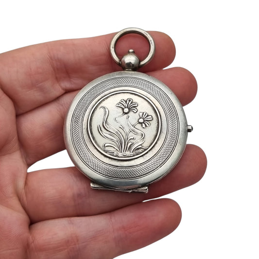 Guardapelo Art Nouveau antiguo de plata 800 con doble portarretrato, grabado floral y piedra rosa, ca. 1900