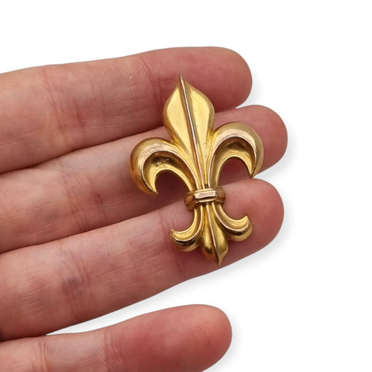 Broche vintage francés de metal dorado con flor de lis heráldica, ca. 1930–1940