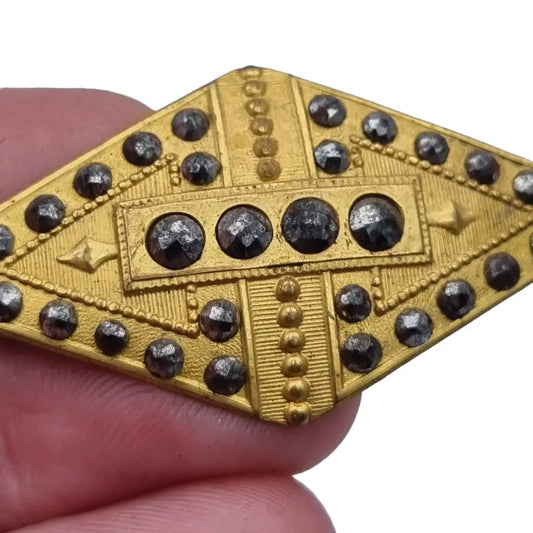Broche art déco vintage dorado remachado para mujer en forma de diamante Circa