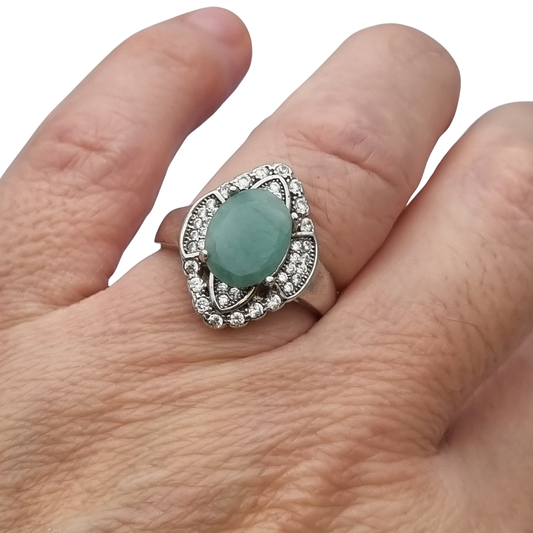 Anillo vintage de cóctel tipo Art Déco, plata con piedra verde y halo tipo marquesa, España, ca. 1980–1990
