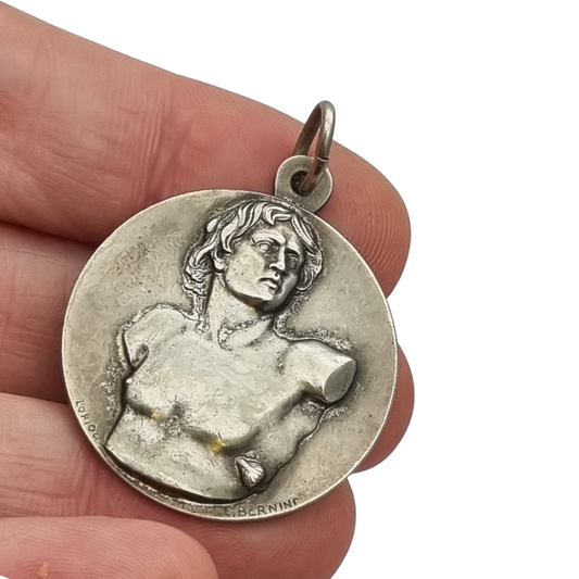 Medalla relicario vintage de san Sebastián de las catacumbas de Roma con símbolos paleocristianos, Italia, ca. 1950–1960