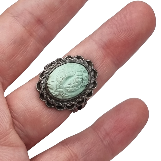 Anillo orientalista en plata con dos peces afrontados tallados, circa 1940–1950