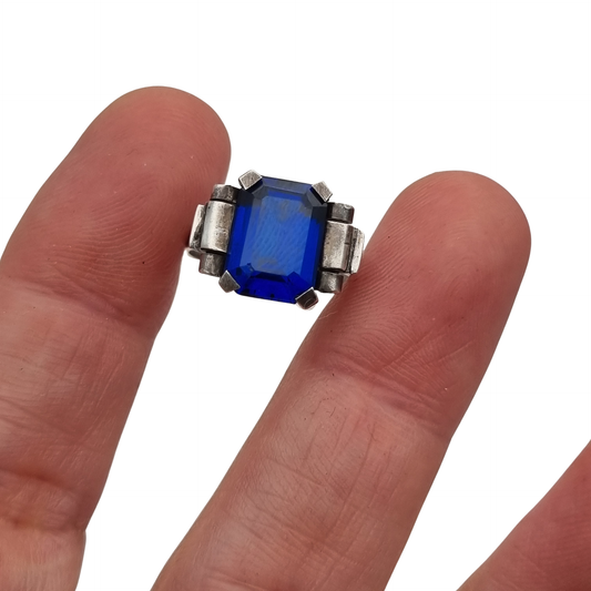 Anillo vintage Art Déco de plata con piedra azul facetada, Europa, ca. 1930–1940