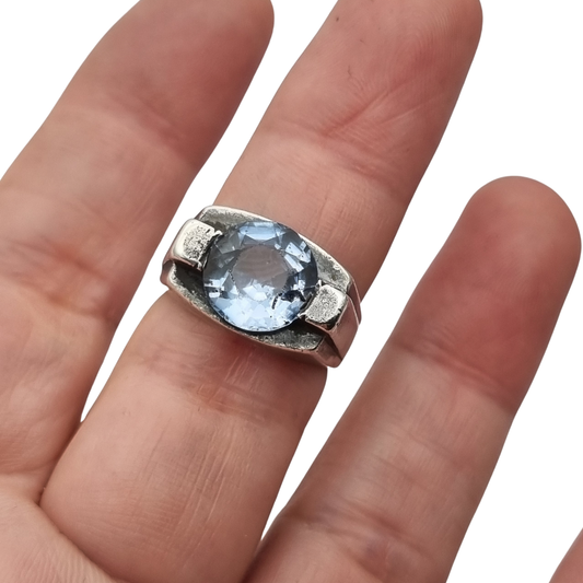 Anillo Art Déco de plata con topacio azul de diseño geométrico, Europa circa 1950