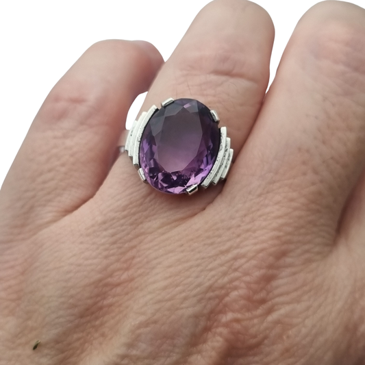 Anillo cocktail Art Déco francés de plata con cristal violeta facetado, influencia Tank, ca. 1930–1940