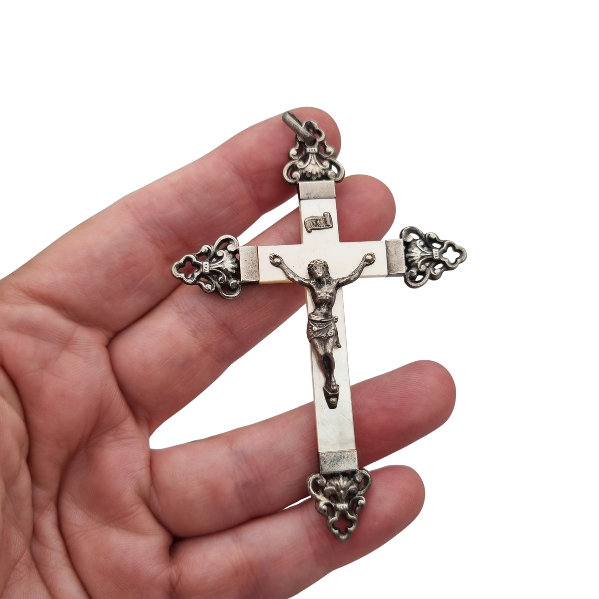Crucifijo antiguo de plata y nácar, Art Nouveau neogótico, ca. 1910-1920