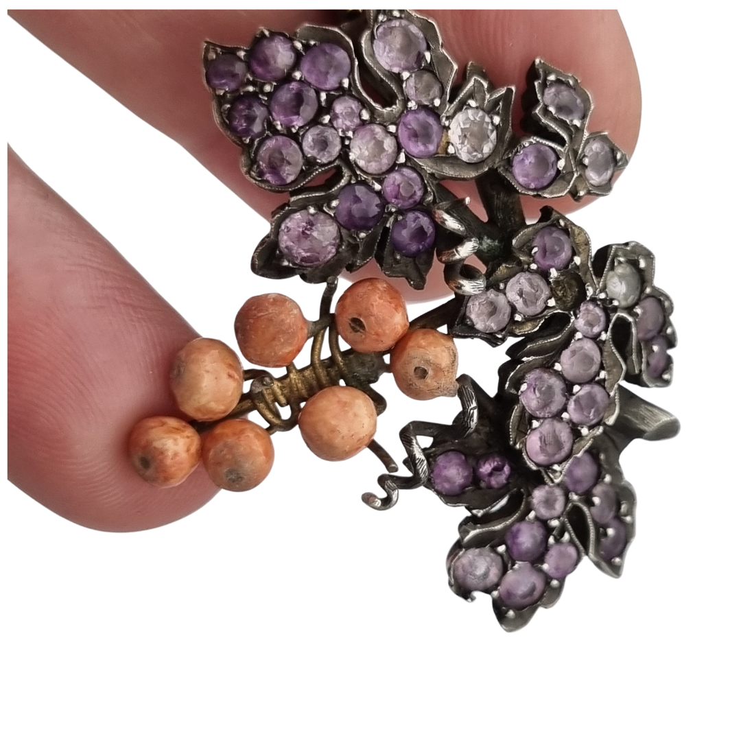 Broche antiguo racimo de uvas en plata dorada con amatistas, Naturalista Victoriano ca. 1885-1905