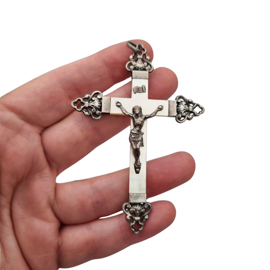 Crucifijo antiguo de plata y nácar, Art Nouveau neogótico, ca. 1910-1920