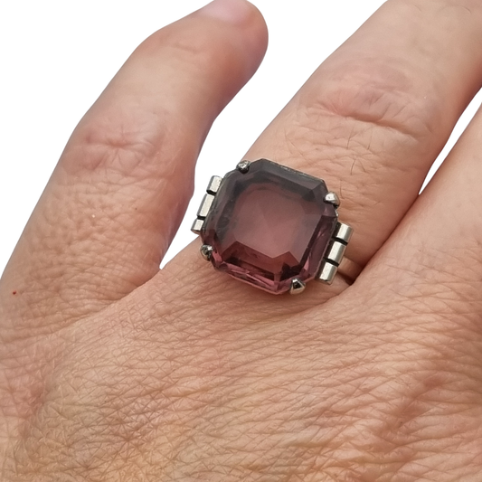 Anillo Art Déco tardío de plata con piedra púrpura, francés, circa 1940-1950