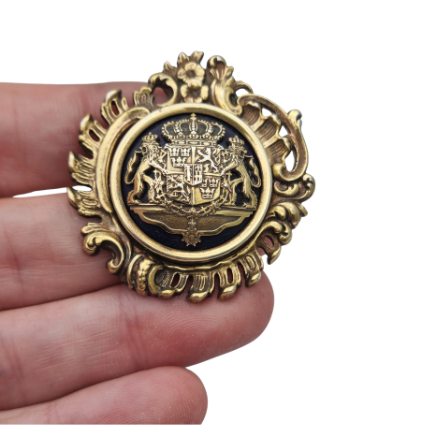 Broche heráldico sueco de plata dorada y esmalte azul, Gran Escudo Real de Suecia, 1973