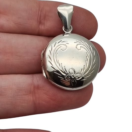 Colgante guardapelo en plata 925, España, medallón ovalado floral, circa 1980-90