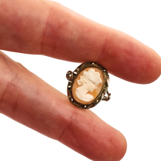 Anillo camafeo en plata con marquesitas estilo victoriano circa 1950 concha tallada