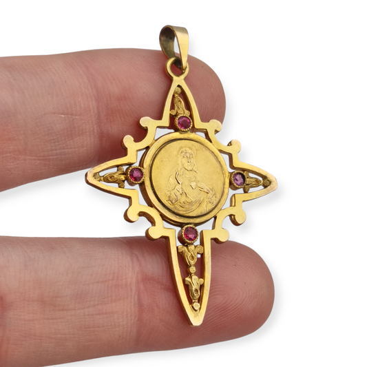 Colgante religioso de cruz Belle Époque con medallón de metal dorado, 1910-20