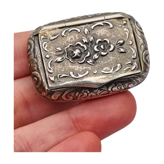 Small Italian silver 925 box engraved with flowers, Milan, circa 1970