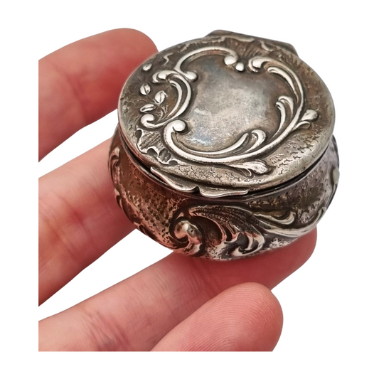 Caja de plata Art Nouveau para chatelaine con relieve floral, firmada JB , Francia, alrededor de 1920.