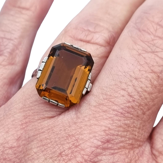 Anillo art déco geométrico en plata con cristal ahumado, circa 1940-50