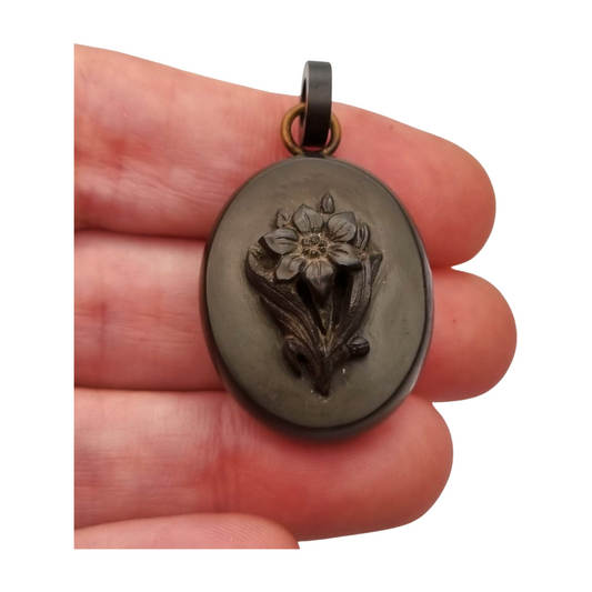 Guardapelo floral Victoriano antiguo de vulcanita, circa 1880-1900, joyería de luto