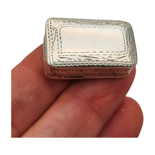Caja pequeña rectangular de plata 925 con grabado geométrico, Italia circa 1990