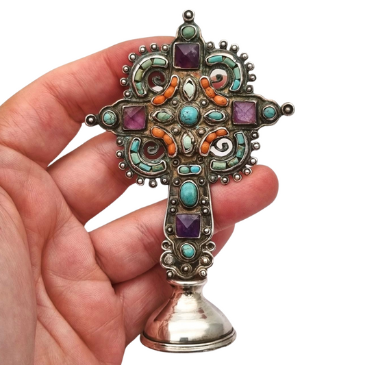 Cruz de plata de pie MATL Salas, Matilde Poulat México, con turquesa, amatista y coral, circa 1960.