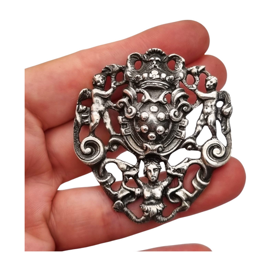 Broche de plata neorrenacentista, escudo heráldico con querubines Italia s.XX