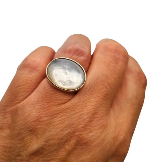 Anillo de diseñador estilo boho en plata y nácar firmado Athena, Europa años 90