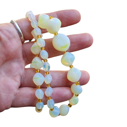 Collar vintage de vidrio opalino cuentas graduadas opalescentes, Mid Century 1950-1960