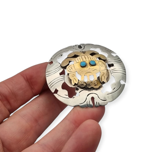 Broche colgante peruano de plata 925 y oro 18K con máscara precolombina y cabujones de turquesa, circa 1965–1975