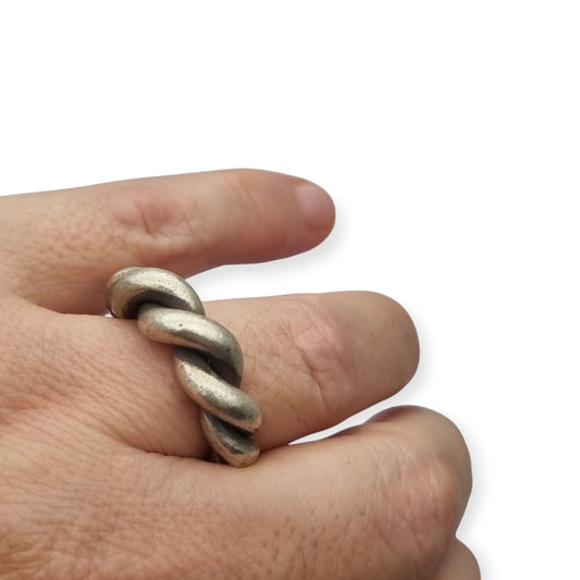 Anillo boho étnico en plata torsionada, diseño artesanal brutalista vintage, circa 1960