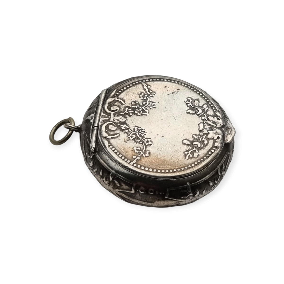 Antique silver pendant powder compact with mirror, Belle Époque and Art Nouveau, Europe, circa 1900-1915