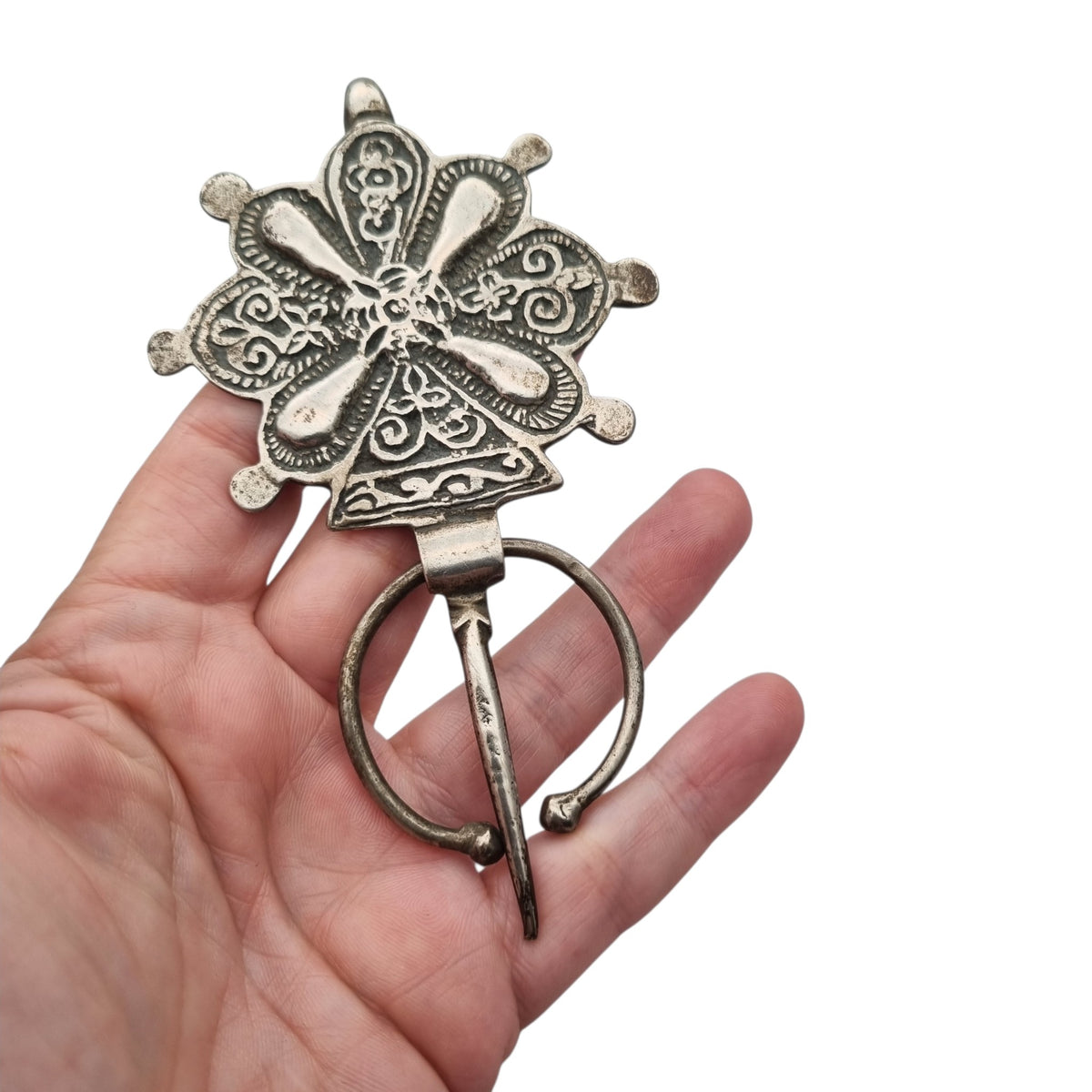 Fíbula antigua bereber de plata artesanal, joyería tribal tradicional del norte de África, ca. 1930–1960