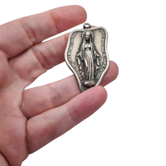 Medalla religiosa vintage Virgen Milagrosa de metal plateado, Italia, ca. 1960–1970