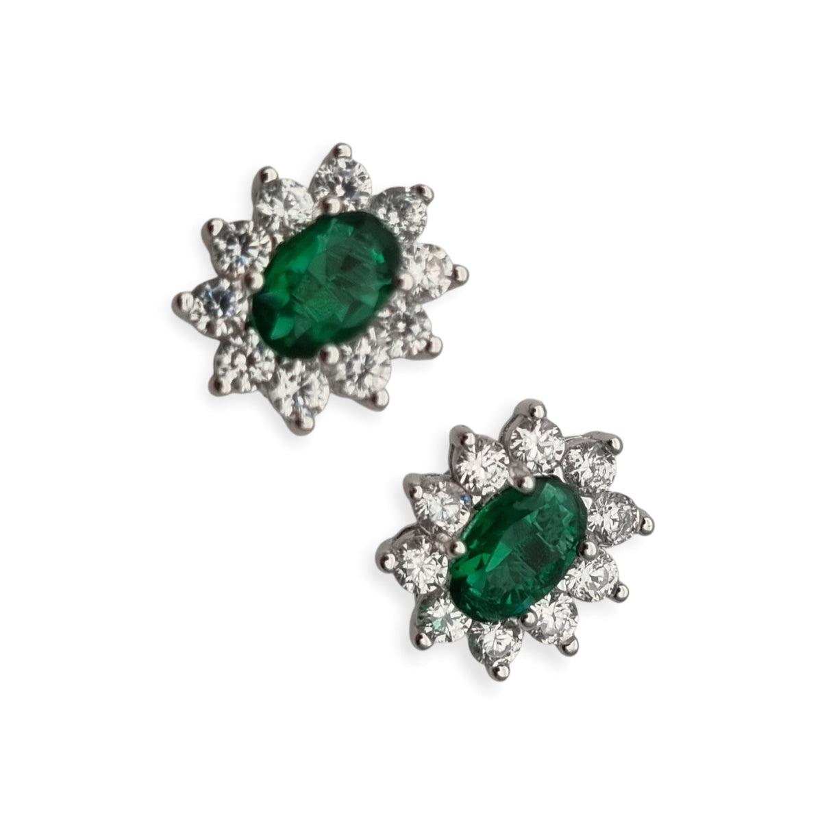 Pendientes estilo Lady Di en plata con circonitas verdes y orla blanca, España, siglo XXI