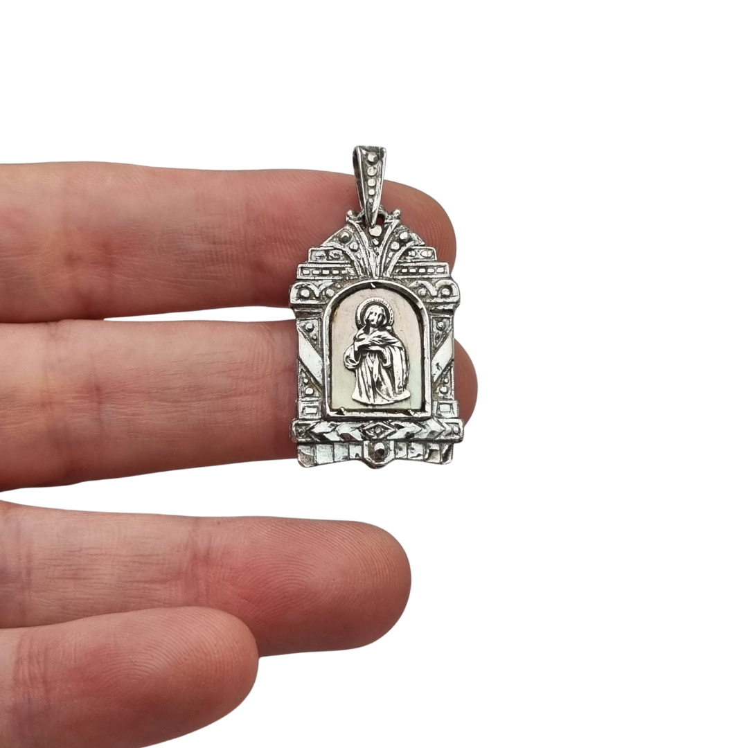 Art Deco religious medal in silver relief and mother-of-pearl circa 1940