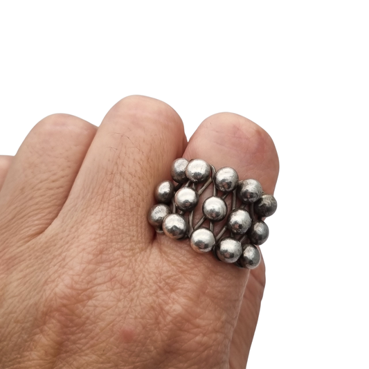 Anillo étnico artesanal con diseño boho de esferas, siglo XX, estructura geométrica
