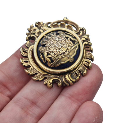 Broche heráldico sueco de plata dorada y esmalte azul, Gran Escudo Real de Suecia, 1973