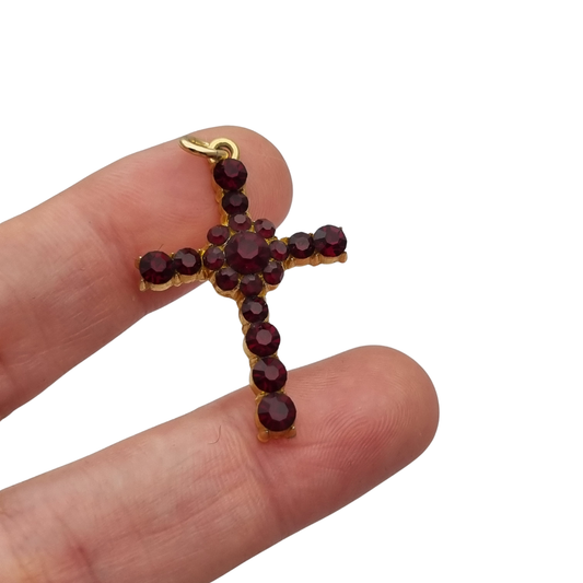 Cruz vintage con pedrería granate y metal dorado estilo religioso circa 1950