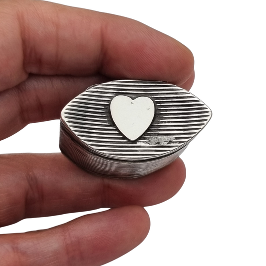 Small Dutch fluted silver box with heart, for mint or snuff circa 1906-1953