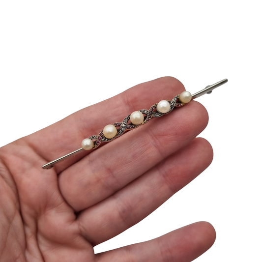 Broche Belle Époque de oro de 14 k y metal blanco con perlas, rubíes y zafiros blancos circa 1900