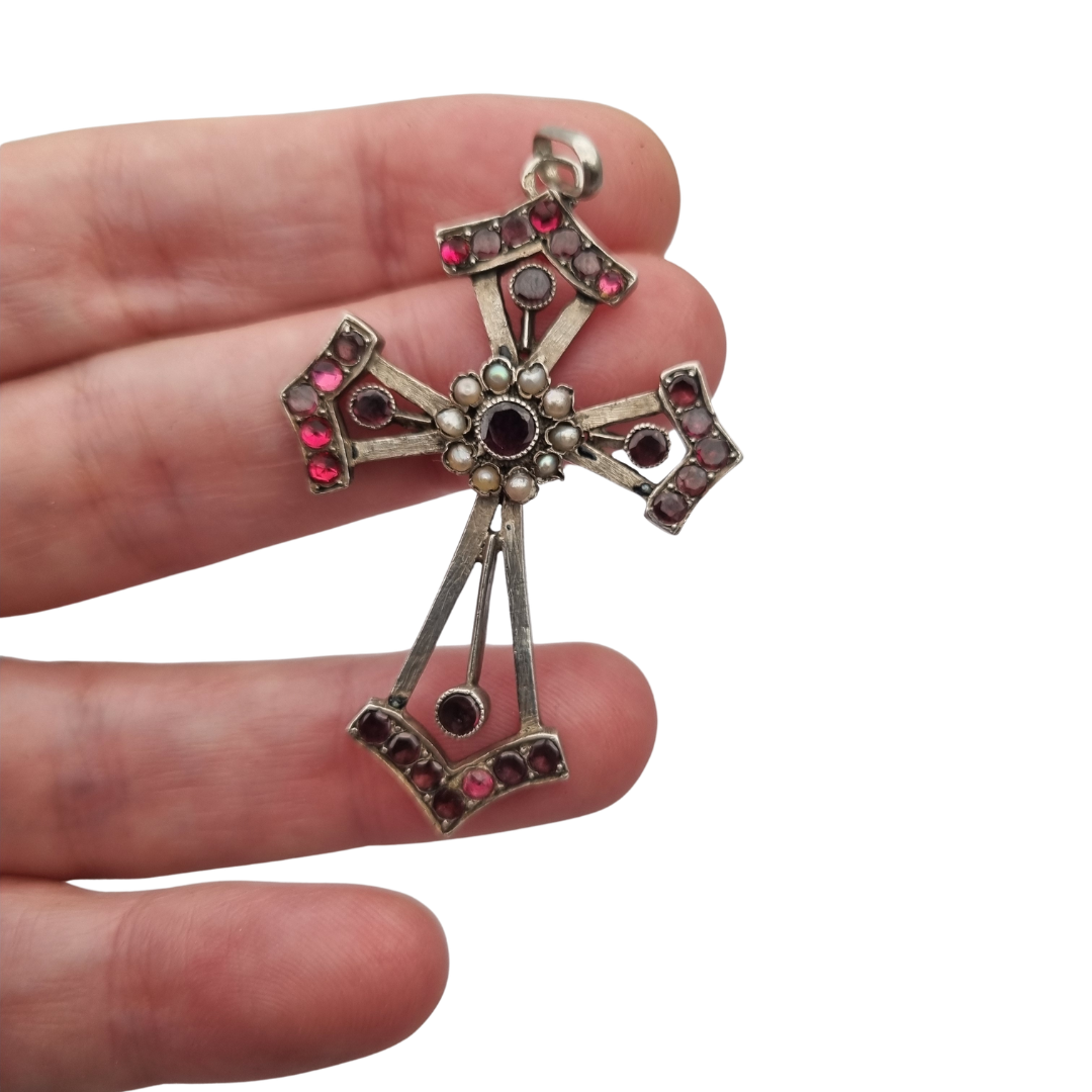 Cruz victoriana de plata con granates, pedrería y perlas, Renaissance Revival, ca. 1890–1900