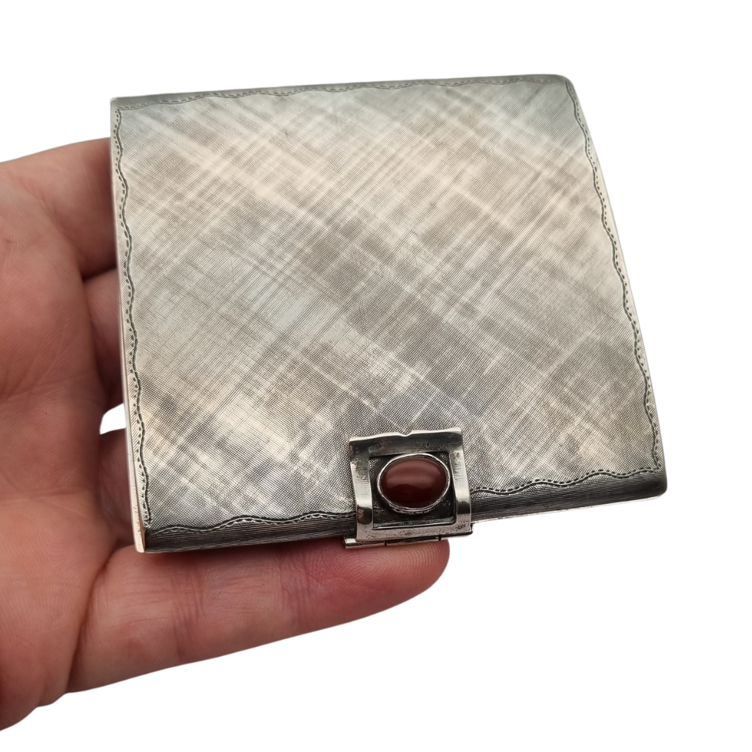 Estuche compacto Art Déco en plata 800 con cabujón de cornalina, Europa continental, ca. 1925–1940
