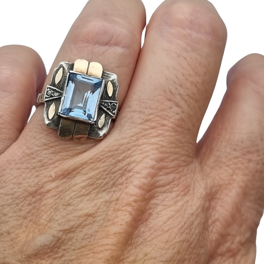Anillo Art Déco catalán plata y vistas de oro con cristal azul aguamarina, circa 1930