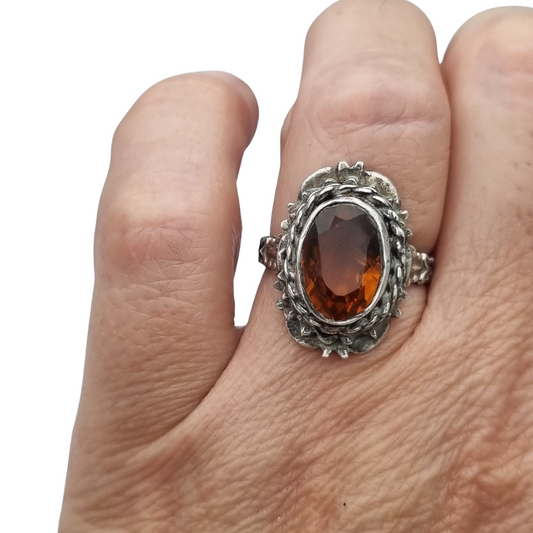 Anillo de plata años 50-60 con cristal facetado color coñac y diseño ornamental