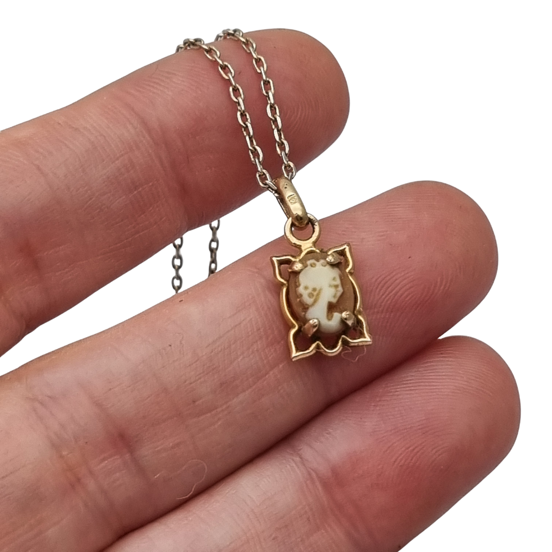 Colgante camafeo de concha y cadena de plata 925, Europa, siglo XX