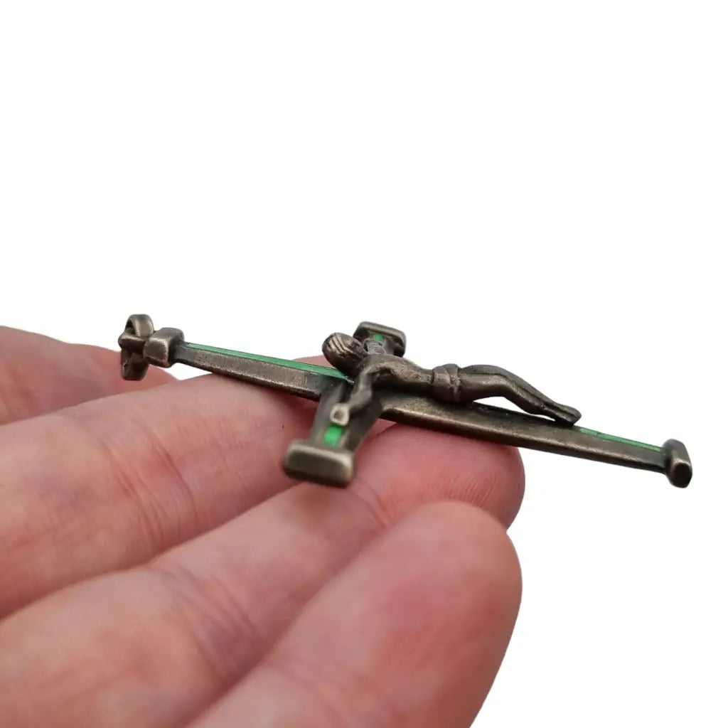 Cruz de plata antigua con esmalte verde colgante crucifijo.