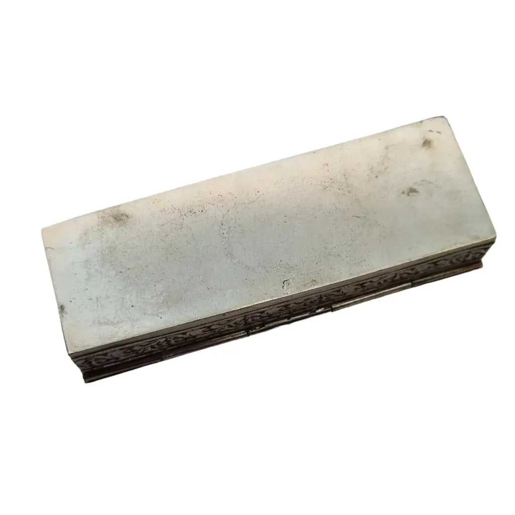 Caja rectangular floral de metal plateado antigua con exquisito punzonado.