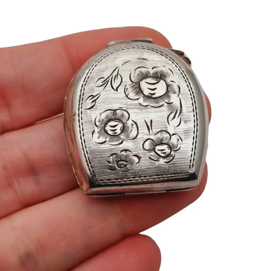 Pastillero pequeño de plata antigua caja vintage y decoración floral