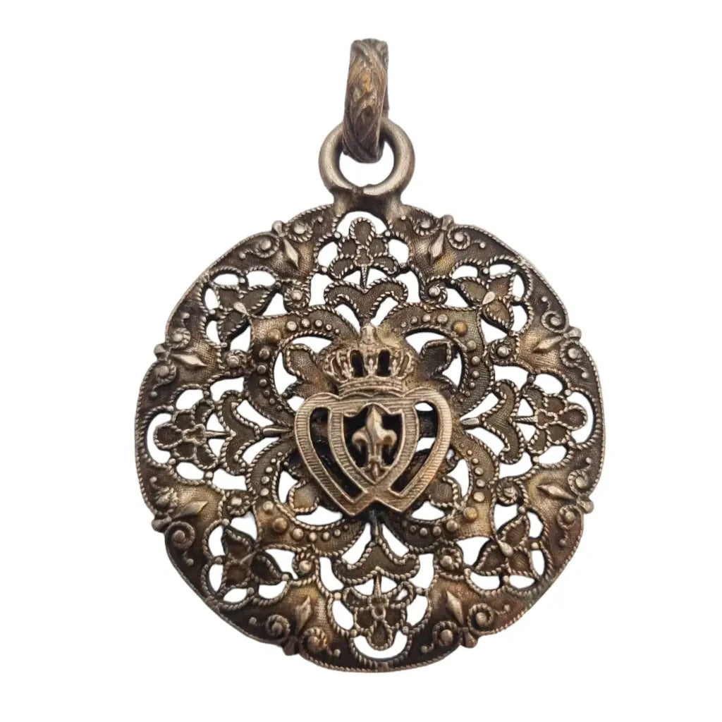 Antiguo rosetón Coeur Vendéen de plata flor lis y corazones entrelazados.