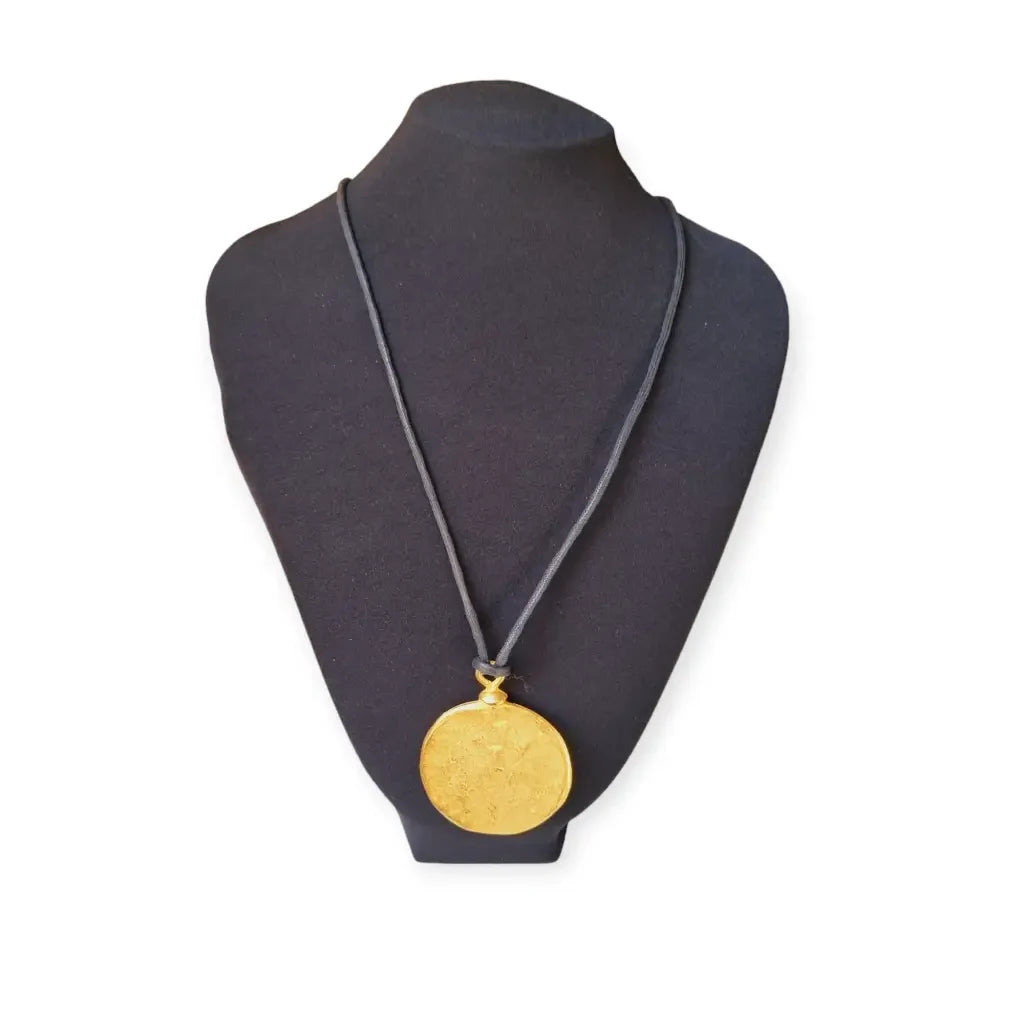 Isabel marant collar circulo dorado mate joyería brutalista francesa.