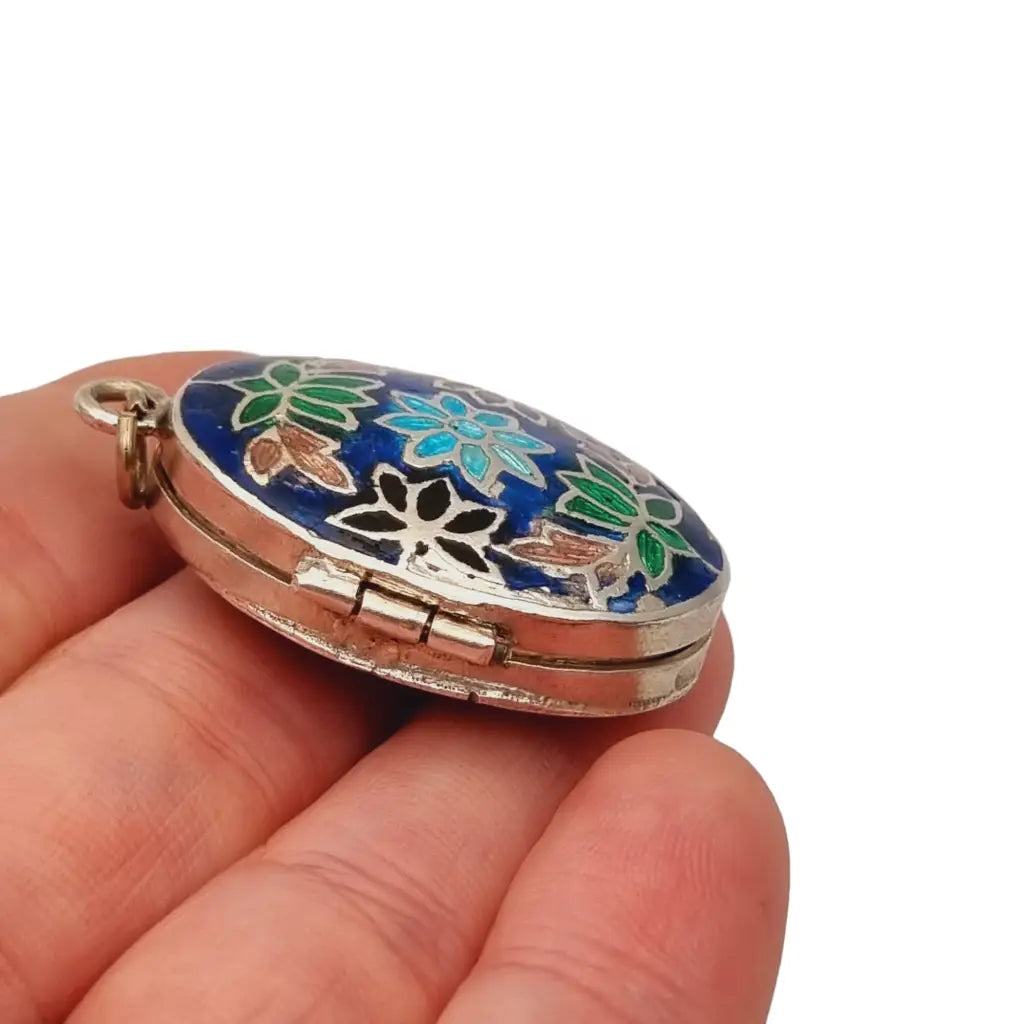 Medallón relicario de plata y esmalte azul guardapelo cloisonné.