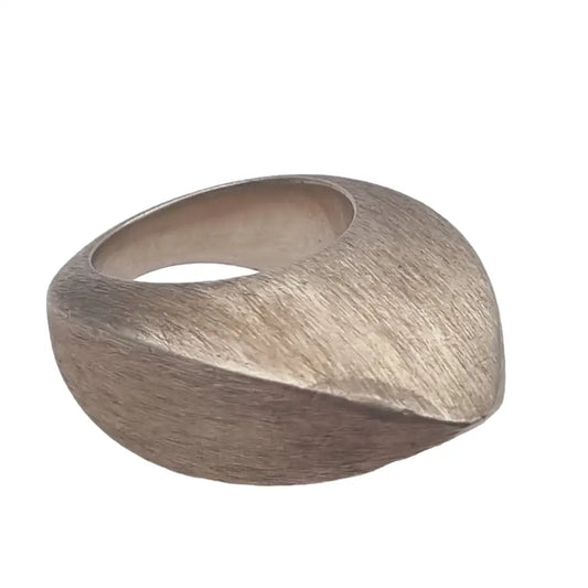 Anillo vintage de plata con acabado mate diseño brutalista circa 2000.
